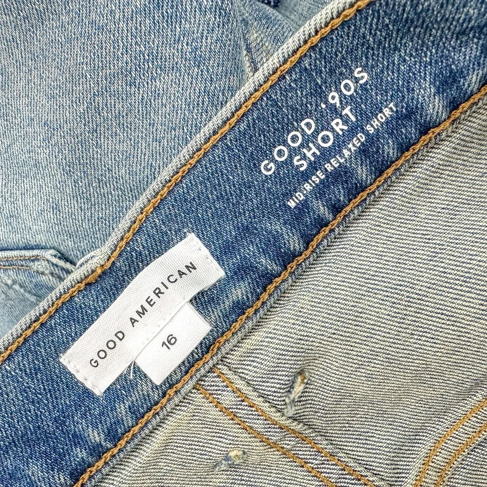Good American Good 90's Mid Rise Relaxed Denim Shorts - Picture 6 of 7